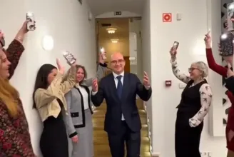 „Lassan akarlak megd*gni, lámpafénynél” – ilyen zenére rajonganak Maruzsa Zoltánért a diáklányok egy utóbb törölt TikTok-videóban