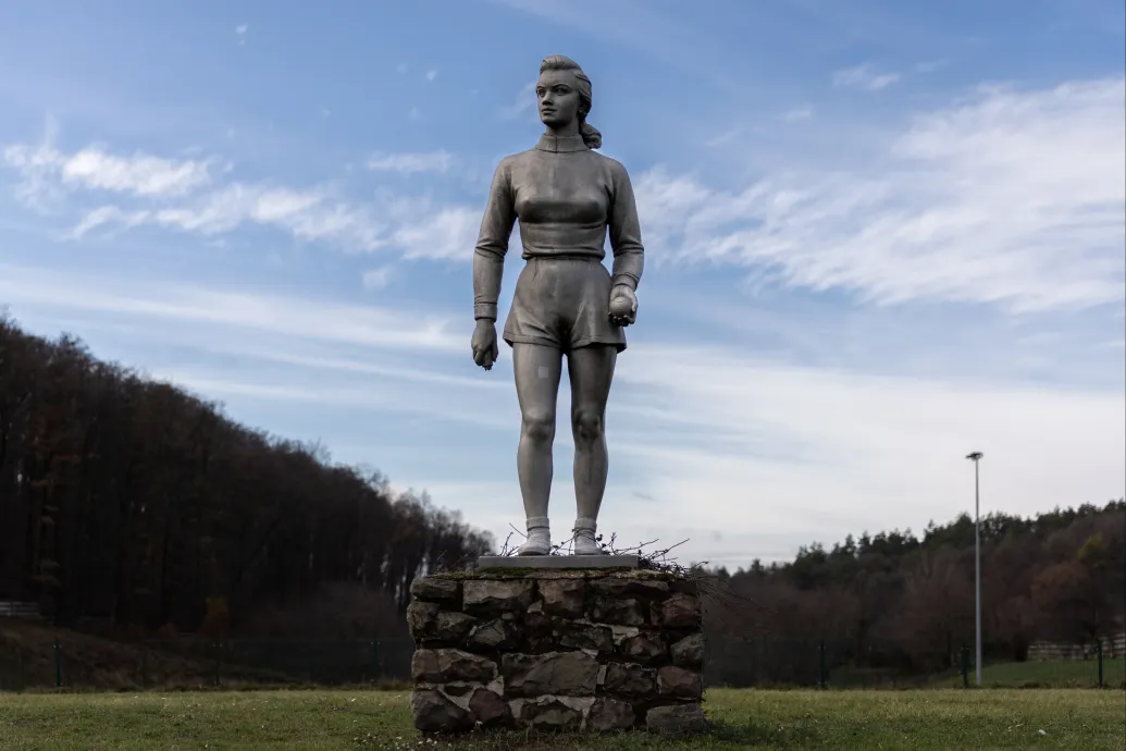 Michelangelo Dávidjának késői leszármazottját a komlói stadionban láthatjuk