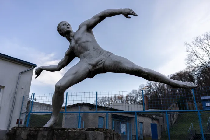 Ungvári Lajos Futballista és Jálics Ernő gerelyvető című szobra a stadionban – Fotó: Bődey János / Telex