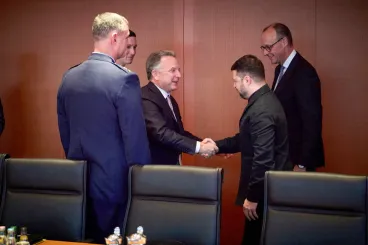 Trump embere Berlinben győzködi Zelenszkijt a Kremlnek megfelelő béketerv elfogadásáról