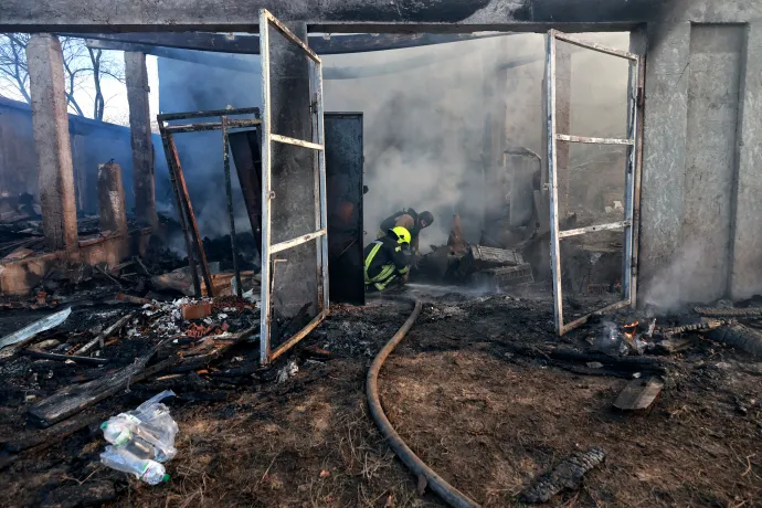 Tűzoltók oltják az orosz támadás által okozott tüzet Odesszában, Ukrajnában, 2025. december 13-án – Fotó: Nina Liashonok / Nina Liashonok / Ukrinform / NurPhoto