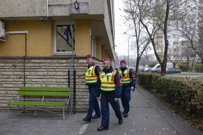 Rendőrök a Szőlő utcai javítóintézetnél 2025. december 10-én – Fotó: Hevesi-Szabó Lujza / Telex