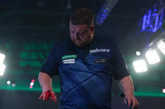 Bocsánatot kért a darts-vb-n kikapó Cameron Menzies, aki véresre ütötte saját kezét a vereség után