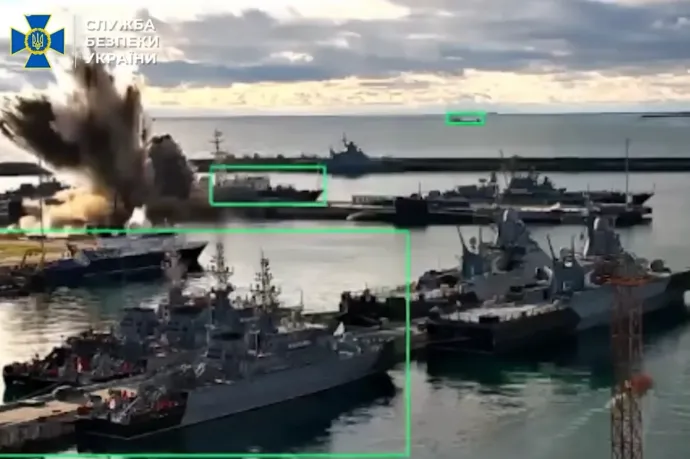 Videón, ahogy ukrán tengeri drónok felrobbantanak egy 130 milliárd forint értékű orosz harci tengeralattjárót