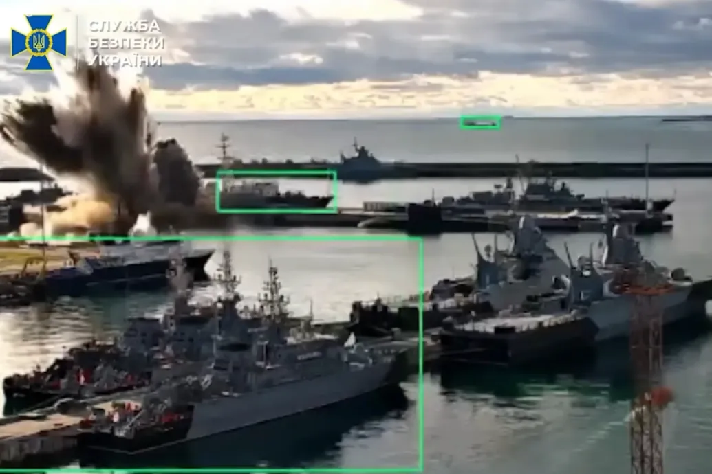 Videón, ahogy ukrán tengeri drónok felrobbantanak egy 130 milliárd forint értékű orosz harci tengeralattjárót