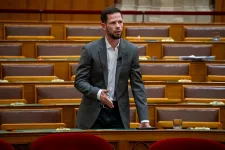 Feljelentést tett Tordai Bence Sára Botond balatoni telekrendezésével összefüggésben, a főispán szerint őt rágalmazzák