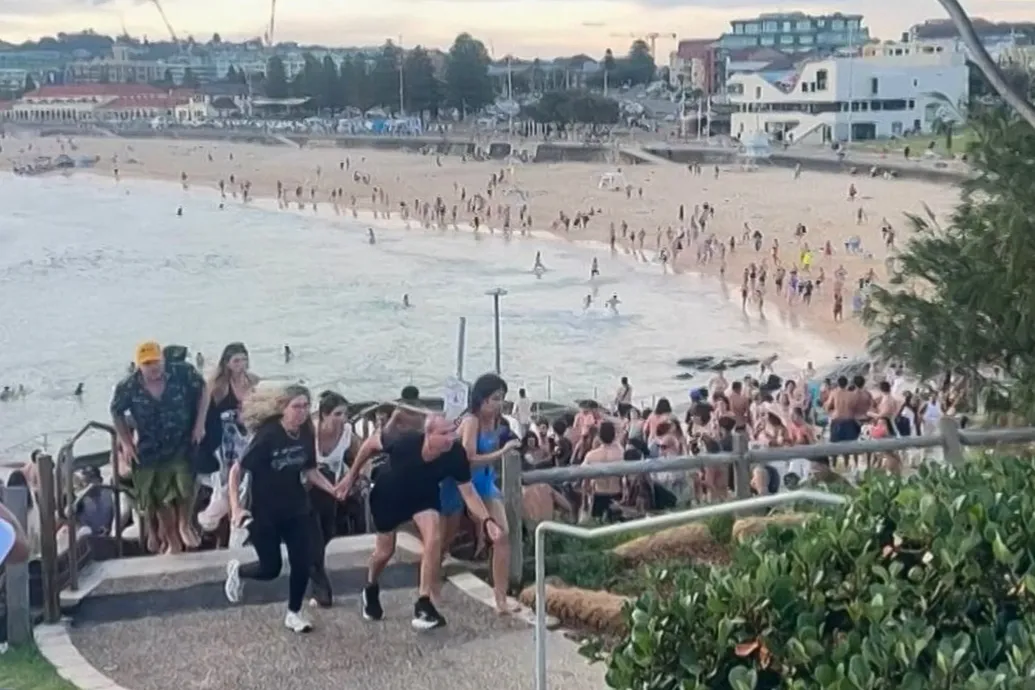 Felébredt a kómából és eszméleténél van a Bondi Beach fiatalabb merénylője