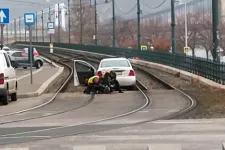 Autós üldözés után villamossínre hajtott egy Ford, rendőrök szedték ki a sofőrt a Parlament mellett