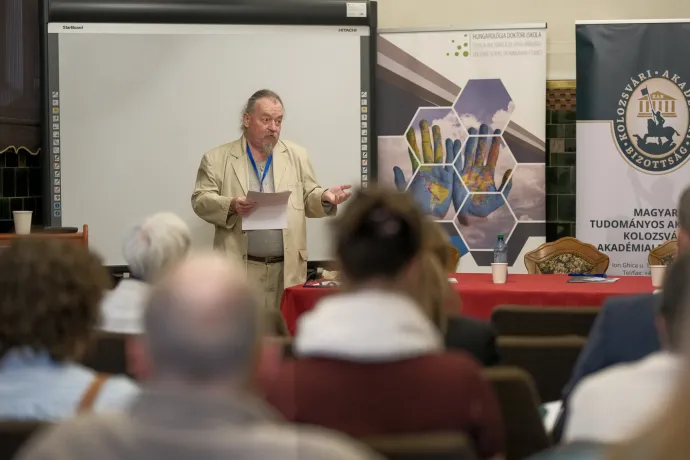 Mester Béla filozófus, Sata Kinga-Koretta politológus előadásai és a konferencia közönsége – Fotó: Márkos Tamás / Transtelex