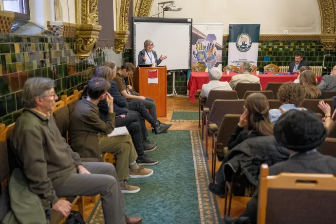 Mester Béla filozófus, Sata Kinga-Koretta politológus előadásai és a konferencia közönsége – Fotó: Márkos Tamás / Transtelex