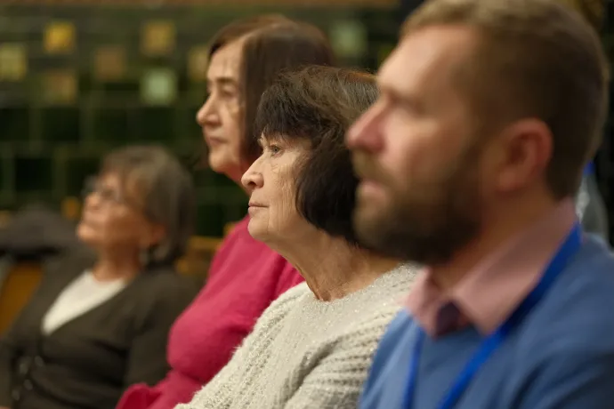 Mester Béla filozófus, Sata Kinga-Koretta politológus előadásai és a konferencia közönsége – Fotó: Márkos Tamás / Transtelex