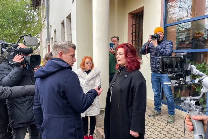 Magyar Péter adományokat vitt egy óbudai gyermekotthonba, de nem mehetett be