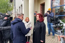 Magyar Péter adományokat vitt egy óbudai gyermekotthonba, de nem mehetett be