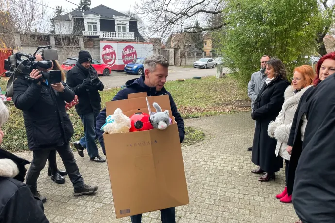 Magyar Péter adományokat vitt egy óbudai gyermekotthonba, de nem mehetett be