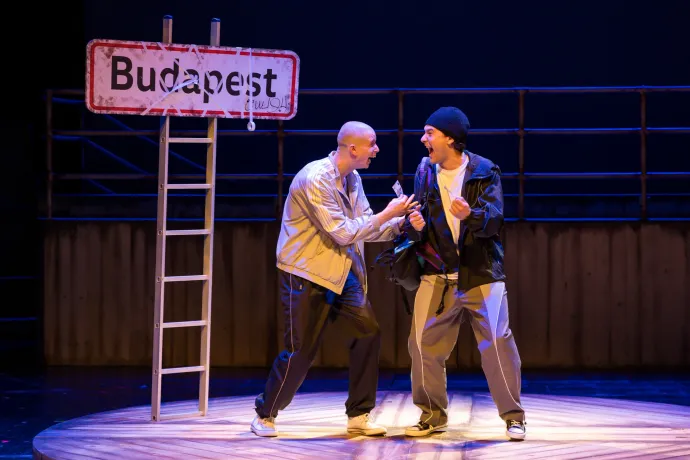 Megvan a nagy pénz – jelenet az Oltalomkeresőkből – Fotó: Tari Róbert / Szegedi Nemzeti Színház