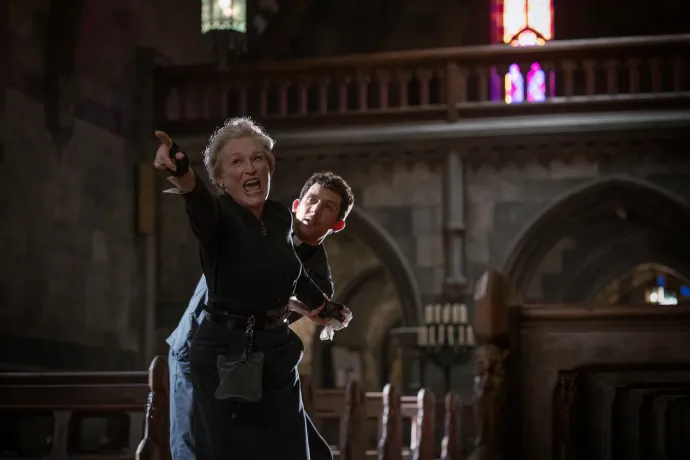 Glenn Close és Josh O’Connor – Fotó: Cr. John Wilson / Netflix