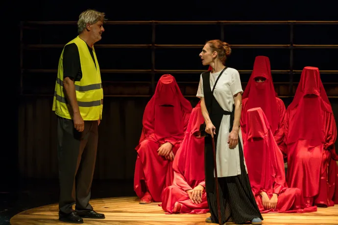 A menekülteket segítő önkéntes és a hivatalos kötelességét teljesítő ember vitája az Oltalomkeresőkben – Fotó: Tari Róbert / Szegedi Nemzeti Színház