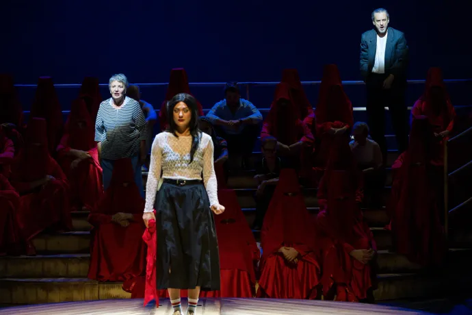 A menekültekkel kapcsolatba került embereknek nehéz volt eldönteni, mit tegyenek – jelenet az Oltalomkeresőkből – Fotó: Tari Róbert / Szegedi Nemzeti Színház