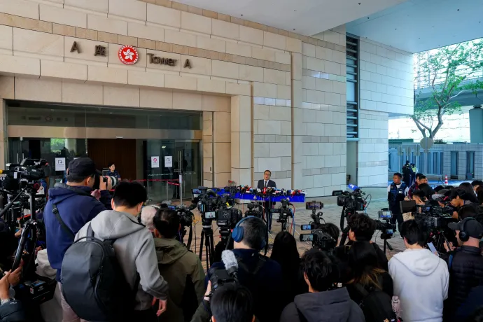 A rendőrség nemzetbiztonsági osztályának főfelügyelője sajtótájékoztatót tart, miután 2025. december 15-én kihirdették az ítéletet Jimmy Lai perében – Fotó: Lam Yik / Reuters