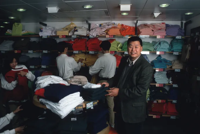 Jimmy Lai az egyik Giordano-üzletben 1993 januárjában – Fotó: Gerhard Joren / Getty Images