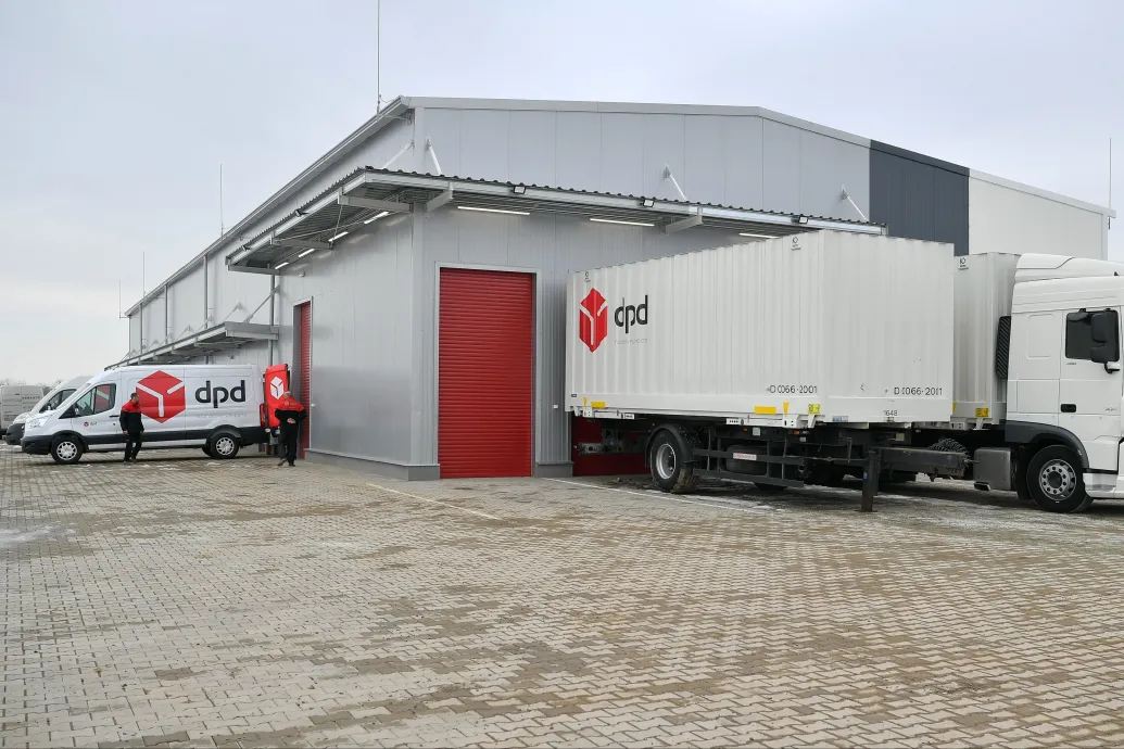 DPD: A tucatjával kapott fenyegető vagy zaklató üzenetek nem segítik a helyzet megoldását – Forrás: Telex.hu