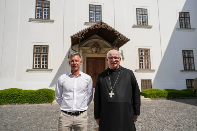 Hortobágyi T. Cirill pannonhalmi főapát és Magyar Péter Pannonhalmán 2025. augusztus 20-án – Fotó: Magyar Péter / Facebook