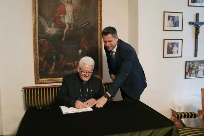 Spányi Antal megyéspüspök aláírja a Fidesz háborúellenes ívét 2025. október 17-én – Dr. Molnár Krisztián / Facebook