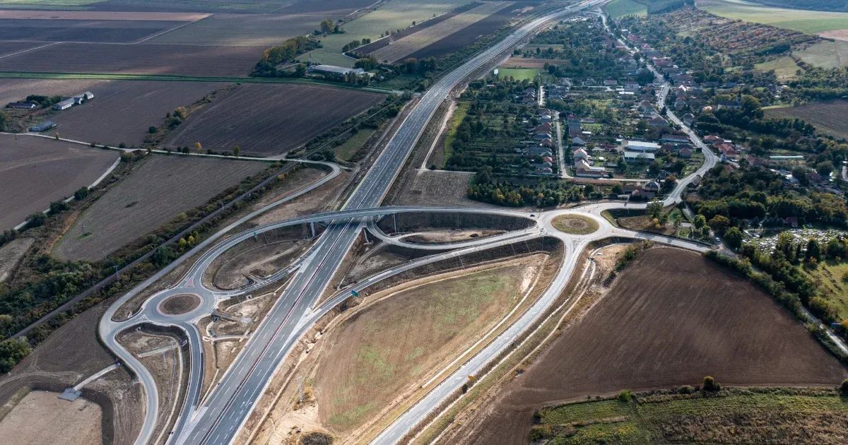 Mégsem nyitják meg az M30-as autópályát, pedig Lázár minisztériuma néhány órája már bejelentette, hogy szerdától használhatják az autósok