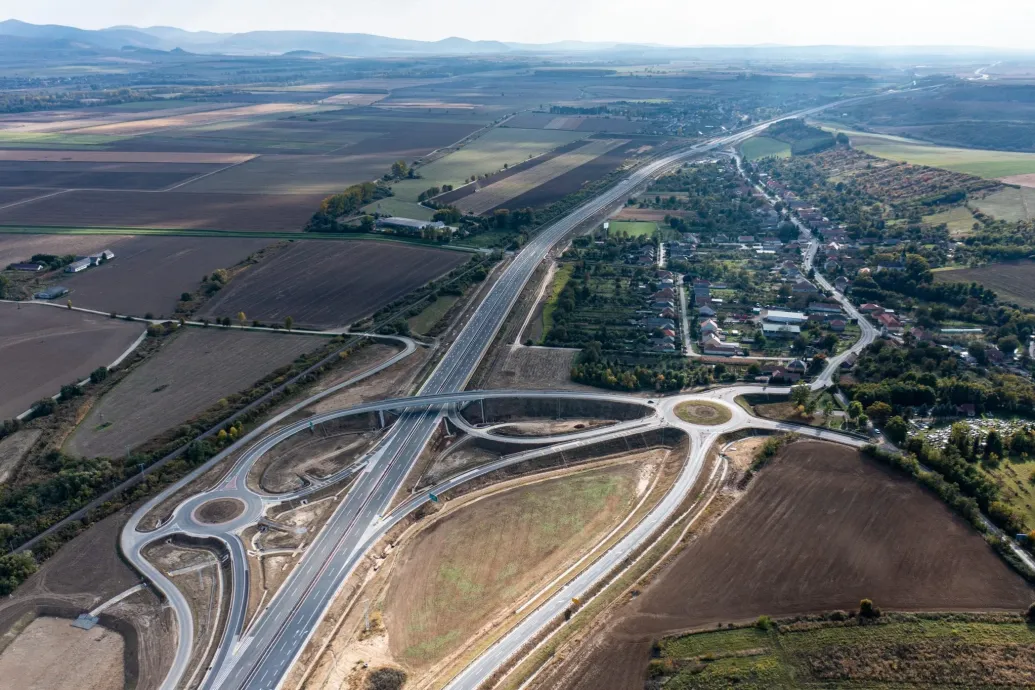 Mégsem nyitják meg az M30-as autópályát, pedig Lázár minisztériuma néhány órája már bejelentette, hogy szerdától használhatják az autósok