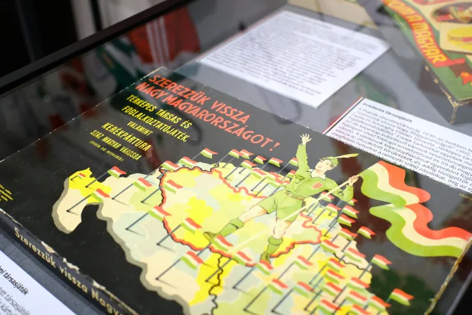Címereket, irredenta társasjátékot és címkéket kötnek össze a nemzeti színek – Fotó: Gűth Ervin / Telex