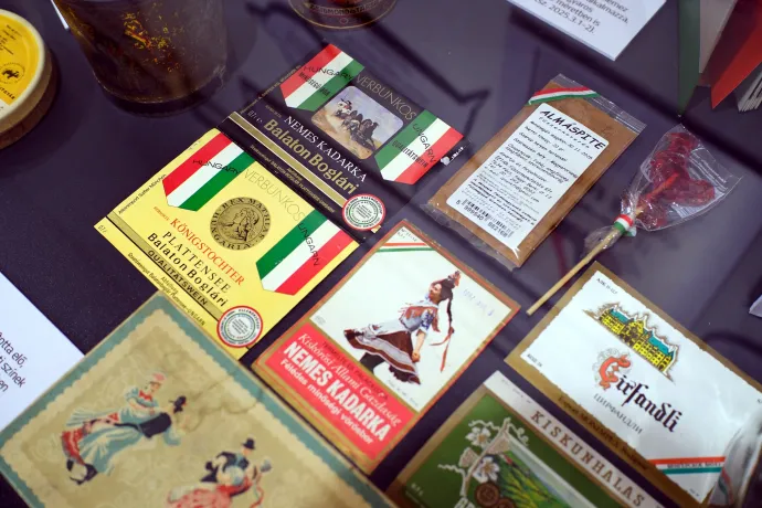 Címereket, irredenta társasjátékot és címkéket kötnek össze a nemzeti színek – Fotó: Gűth Ervin / Telex