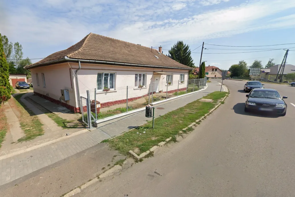 Gyermekprostitúció kihasználásának gyanúja miatt nyomoznak az otthonnál, melynek lakóit kocsikázni vitte egy elítélt pedofil – Forrás: Telex.hu