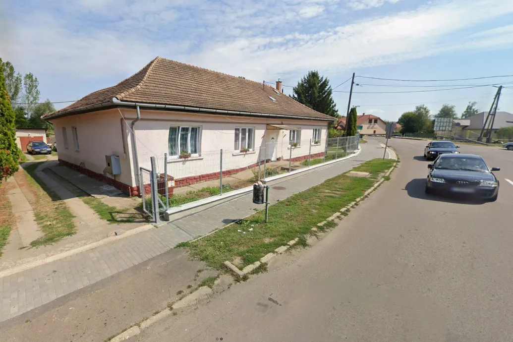 Gyermekprostitúció kihasználásának gyanúja miatt nyomoznak az otthonnál, melynek lakóit kocsikázni vitte egy elítélt pedofil