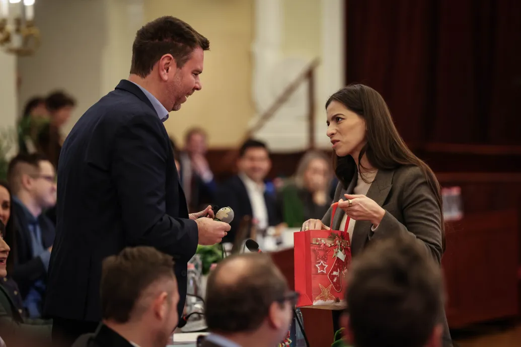 Ajándékoztak a fővárosi képviselők: Vitézy Dávid egy minisztert kapott Szentkirályi Alexandrától – Forrás: Telex.hu