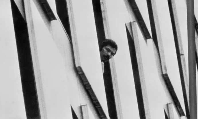 Az egyik túszejtő néz ki az OPEC épületének ablakán 1975. december 21-én – Fotó: AFP