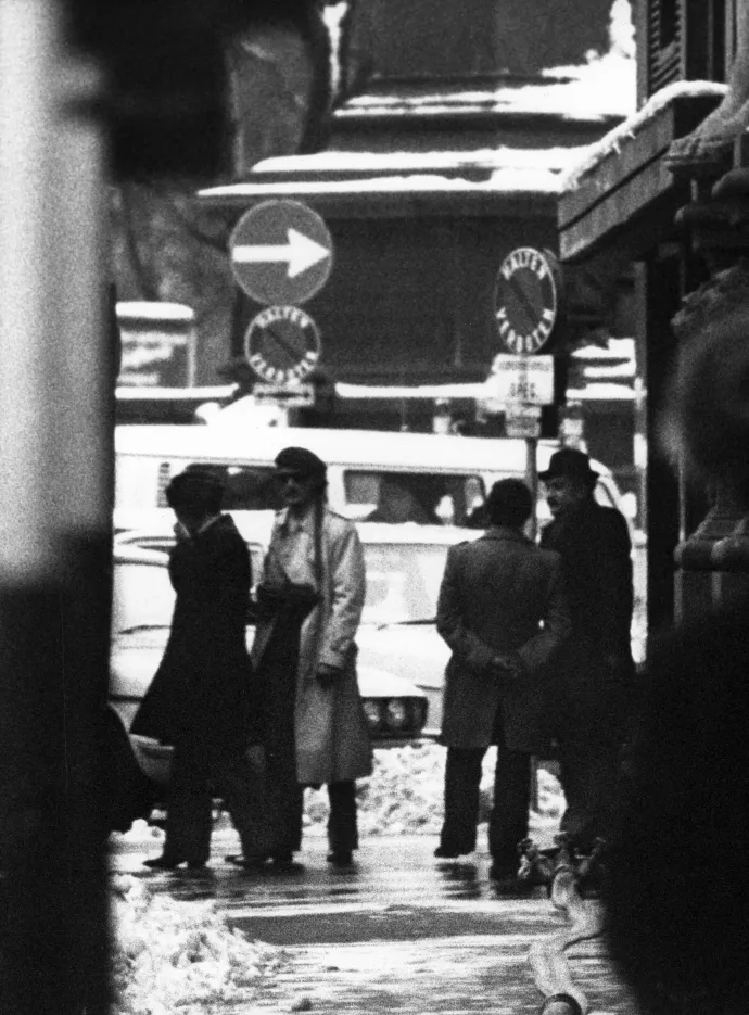 Carlos (fehér kabátban fegyverrel) az OPEC épülete előtt a túszejtés idején – Fotó: Thierry Boccon-Gibod / Gamma-Rapho / Getty Images