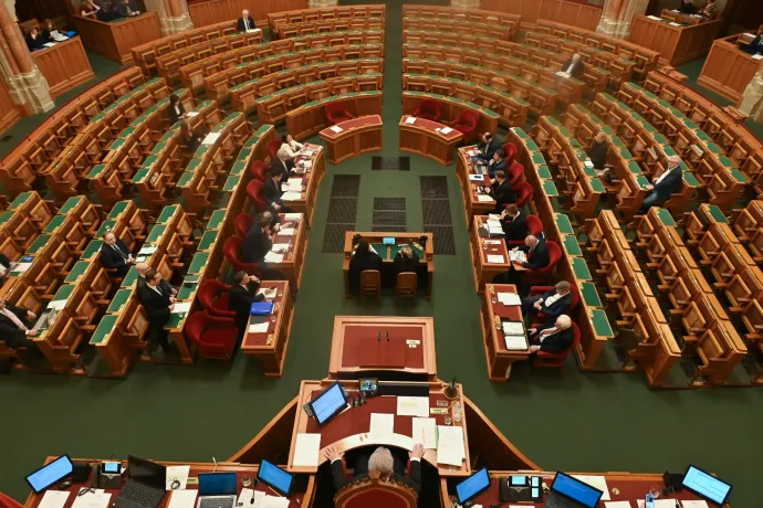 Pedofilvédő, beteg bűnözőknek nevezte a kormánytagokat Szabó Tímea a parlamentben