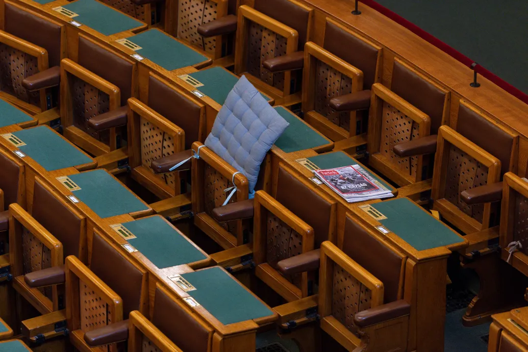 Hajnali kettő előtt kivonultak a fideszes képviselők, így elmaradt a Szőlő utcai ügyről szóló rendkívüli parlamenti ülés