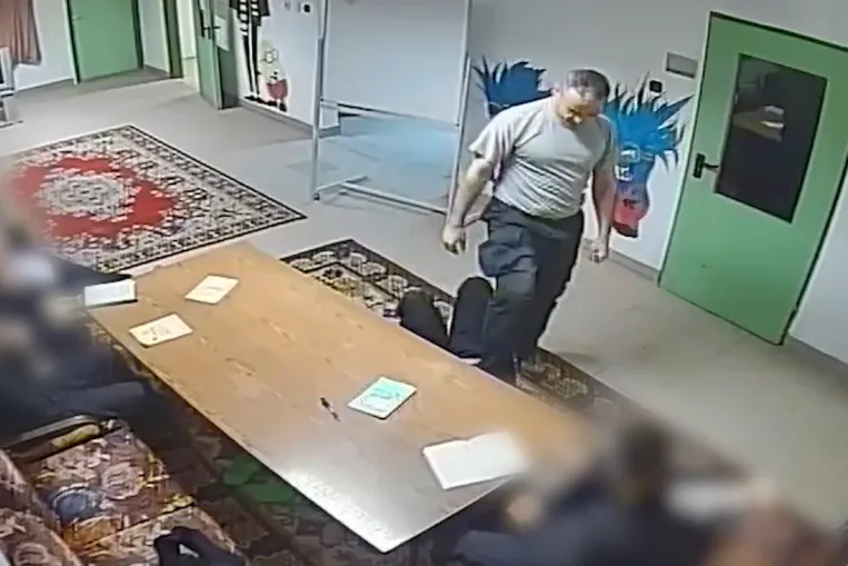 „Egymás seggébe dugtak egy-egy csőre töltött pisztolyt” – évek óta gyűjthették egymásról a kompromittáló anyagokat a Szőlő utca vezetői