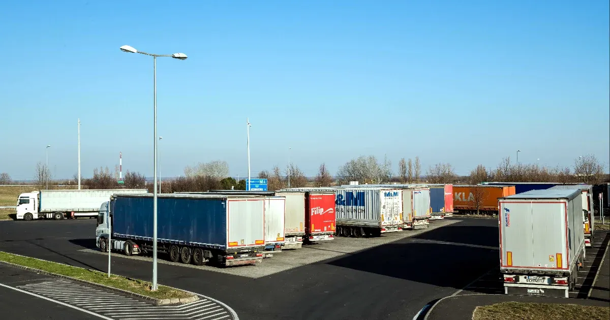 Tömeges csődtől félnek a fuvarozók az útdíjemelés miatt, tárgyalásra hívták Lázár Jánost