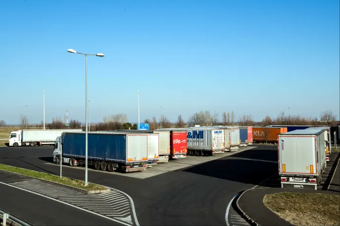 Tömeges csődtől félnek a fuvarozók az útdíjemelés miatt, tárgyalásra hívták Lázár Jánost