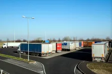 Tömeges csődtől félnek a fuvarozók az útdíjemelés miatt, tárgyalásra hívták Lázár Jánost