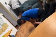 Földön fekvő gyerek fojtogatásáról posztolt videót Molnár Áron