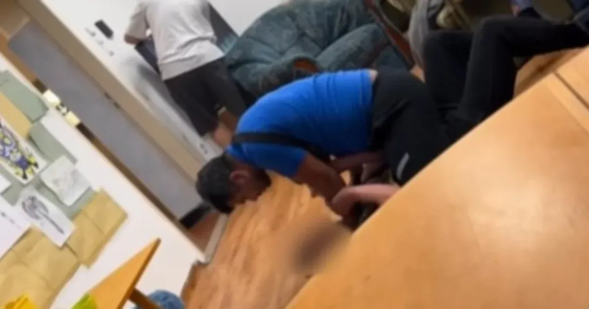 Egy földön fekvő gyerek fojtogatásáról posztolt videót Molnár Áron