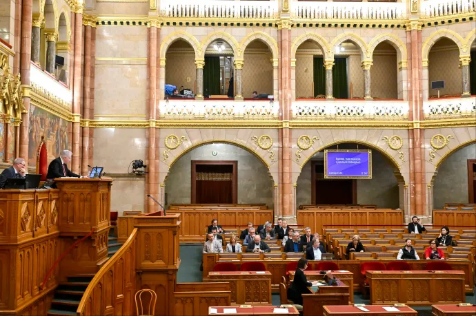 Hajnali kettő előtt kivonultak a fideszes képviselők, így elmaradt a Szőlő utcai ügyről szóló rendkívüli parlamenti ülés