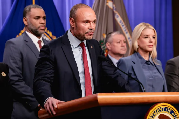 Január 1-jén távozik posztjáról az FBI igazgatóhelyettese, korábbi jobboldali podcaster