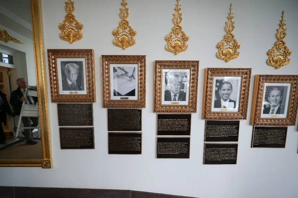 „Álmos Joe Biden volt az USA legrosszabb elnöke” – elődein gúnyolódó táblácskákat rakatott ki Donald Trump a Fehér Házban – Forrás: Telex.hu