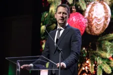 Fülöp Attila reagált a földön fekvő gyerek fojtogatásáról készült videóra