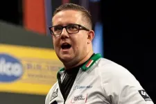 Darts-vb: Kovács Patrik legeket nyert, 180-akat dobott, de kiesett