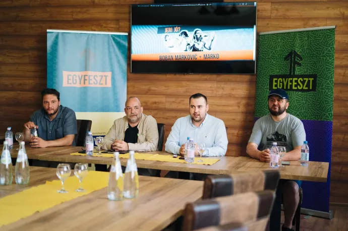 Középen Kassay Lajos Péter főszervező és Barti Tihamér, RMDSZ Gyergyó Területi Szervezetének felfüggesztett elnöke, sajtótájékoztatót tartanak az Egyfeszt korábbi kiadásán – Fotó: Barti Tihamér Facebook-oldala